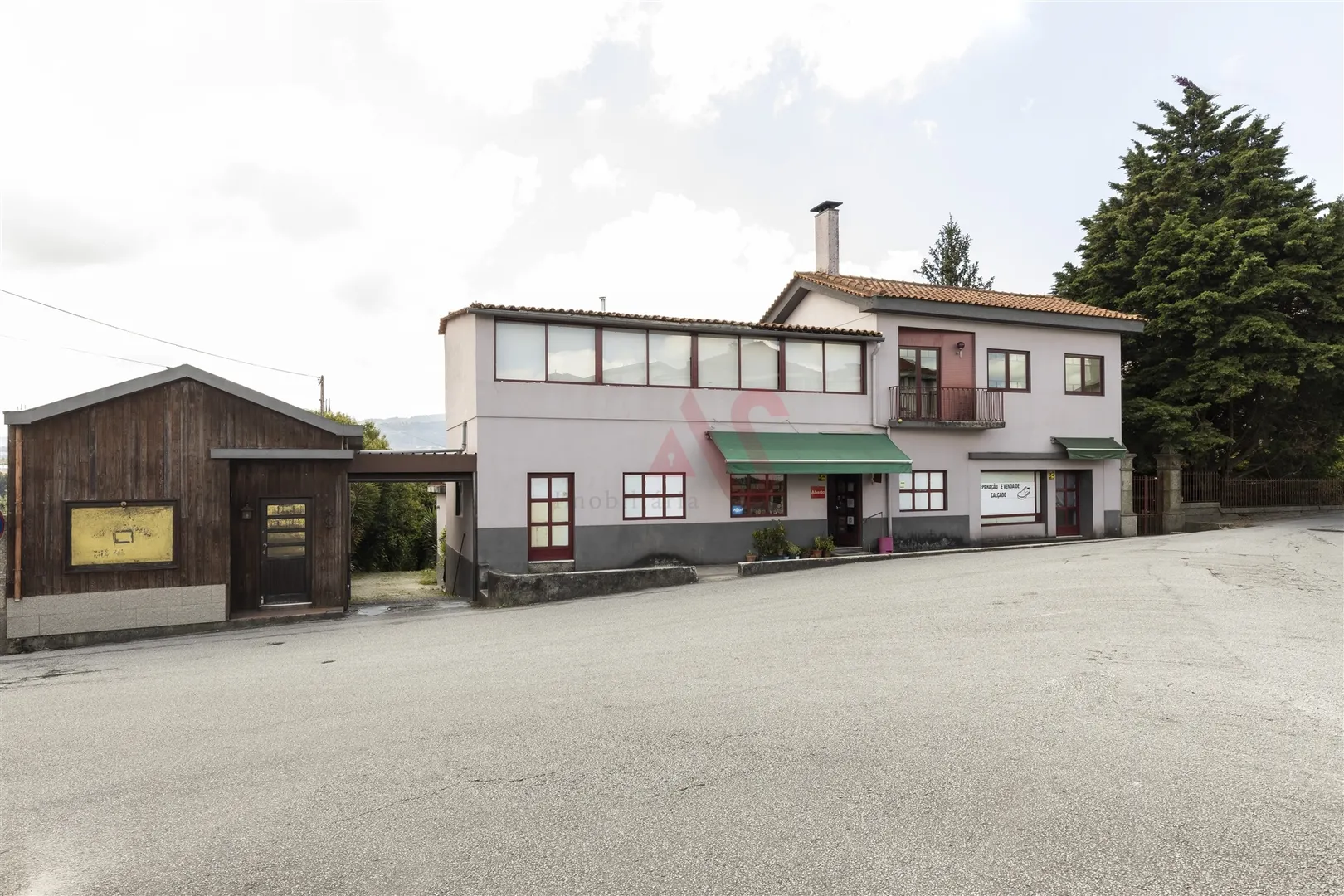 Moradia > T6 - Bairro, Vila Nova de Famalico, Braga