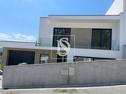 Moradia T3 - Lemenhe, Vila Nova de Famalic�o, Braga - Miniatura: 1/26