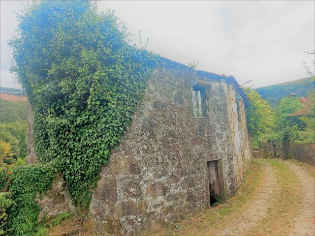 Ruina - Romarig�es, Paredes de Coura, Viana do Castelo - Imagem grande