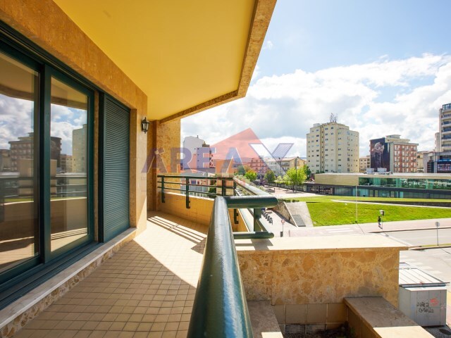 Apartamento T4 - Oliveira de Azemeis, Oliveira de Azem�is, Aveiro - Imagem grande