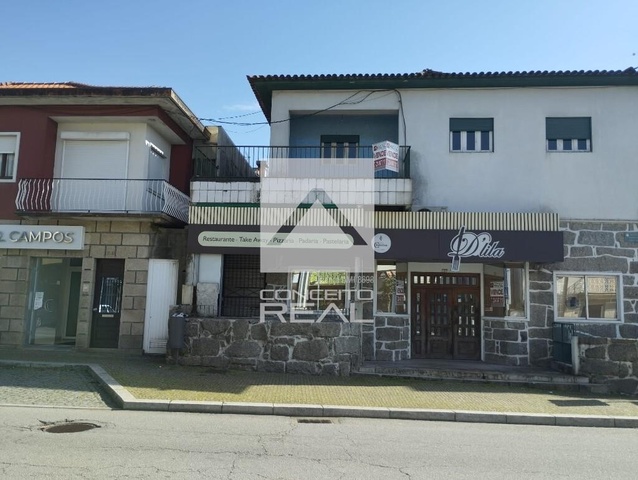 Pr�dio - Rebordosa, Paredes, Porto - Imagem grande