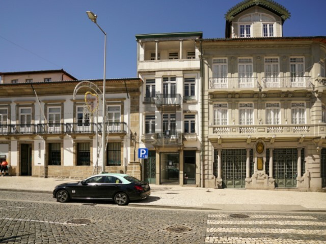 Prdio - Oliveira, So Paio e So Sebastio, Guimares, Braga - Imagem grande