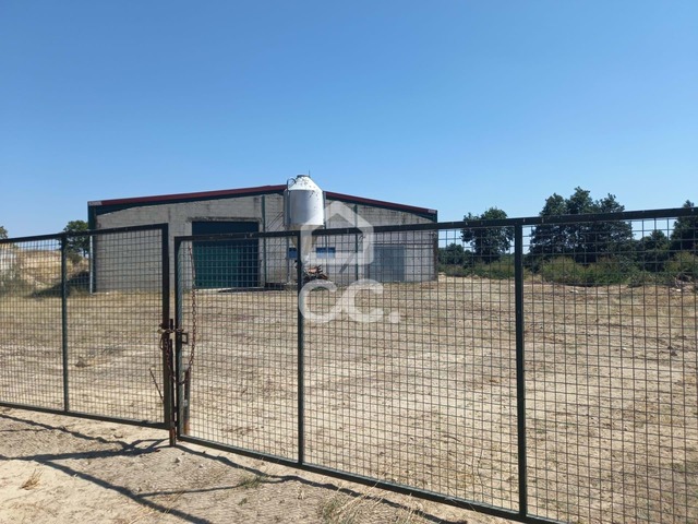Armaz�m T0 - Serapicos, Valpa�os, Vila Real - Imagem grande