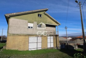 Moradia T3 - Nogueira da Montanha, Chaves, Vila Real - Miniatura: 1/38