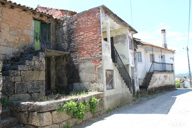Ruina - zere, Tbua, Coimbra - Imagem grande