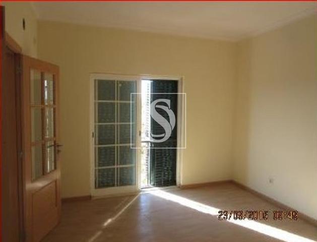 Moradia T5 em Alpiar�a