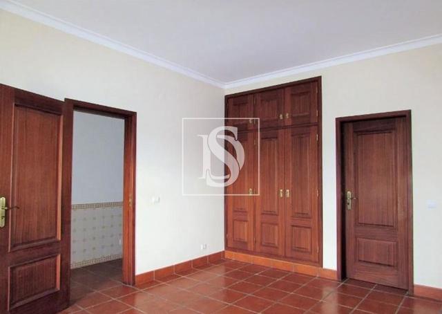 Moradia T5 em Alpiar�a