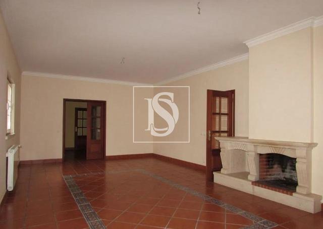 Moradia T5 em Alpiar�a