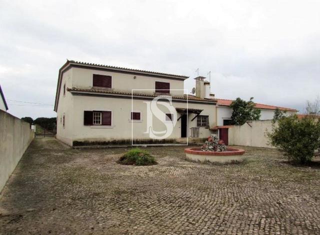 Moradia T5 em Alpiar�a