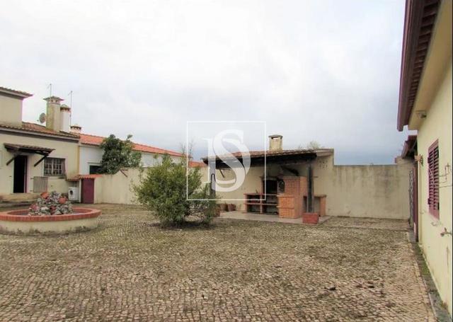 Moradia T5 em Alpiar�a